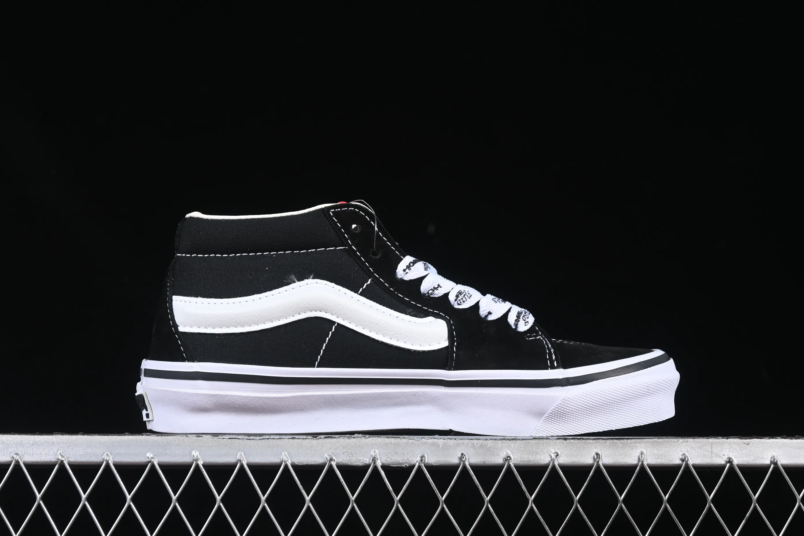 All categories Vans Vans series Vans Mid Vans China HommeGirls x Vans Sk8-Mid Fashionable and versatile mid-top casual vulcanized sneakers VN000NBNCJK